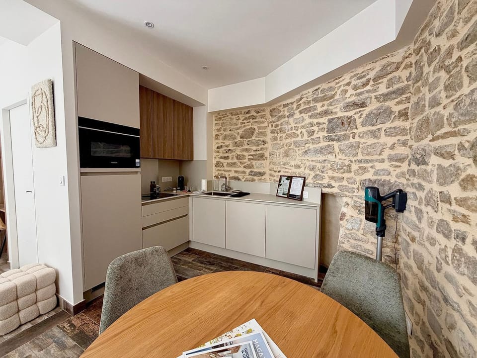 TV and multimedia, Kitchen or kitchenette, Dining area, oven, stove