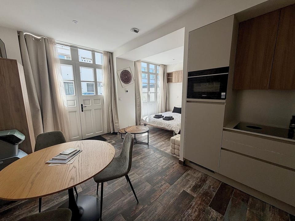 TV and multimedia, Kitchen or kitchenette, Living room, Seating area, Dining area