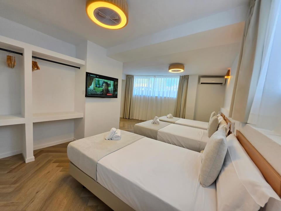 Bed, TV and multimedia, Photo of the whole room, Bedroom, air conditioner