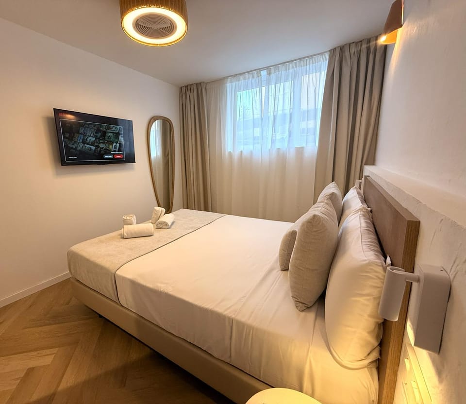Bed, TV and multimedia, Photo of the whole room, Bedroom