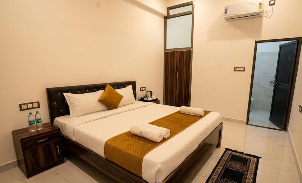 Bed, Photo of the whole room, Bedroom, towels, air conditioner
