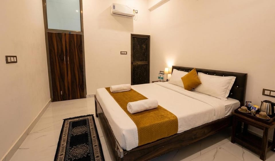 Bed, Photo of the whole room, Bedroom, air conditioner