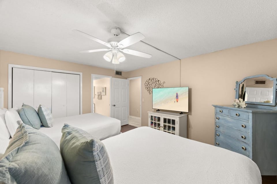Bed, TV and multimedia, Bedroom