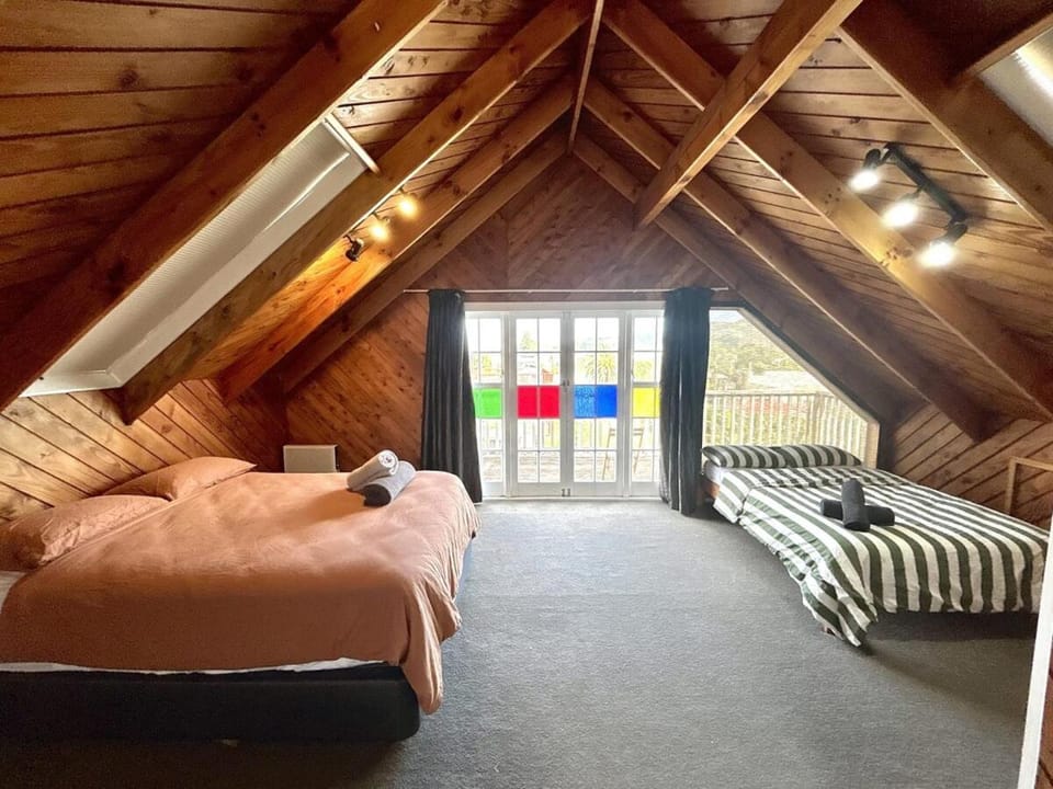 Large Bach in Raglan central House in Raglan