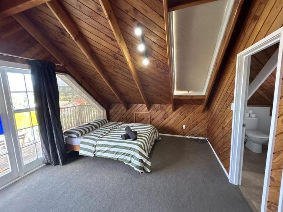 Large Bach in Raglan central House in Raglan