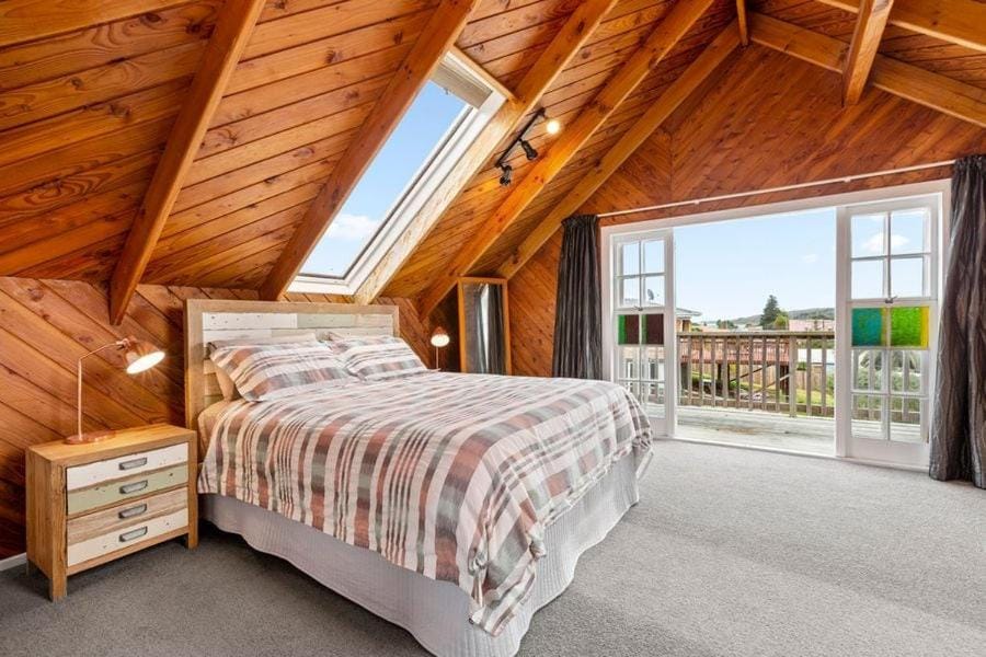 Large Bach in Raglan central House in Raglan