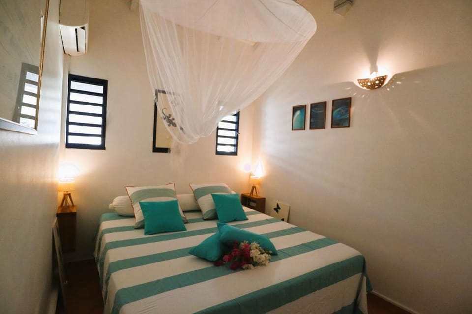 Bed, Photo of the whole room, Bedroom, towels, air conditioner