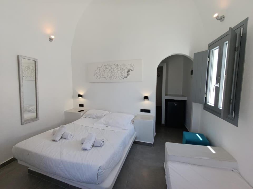 Perissa Economy Rooms Hostel in Perissa