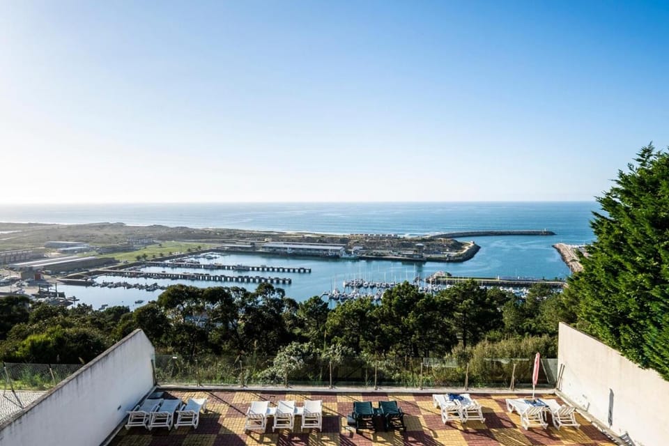 The Harbour House - Spacious in a quiet condo Apartment in Nazaré