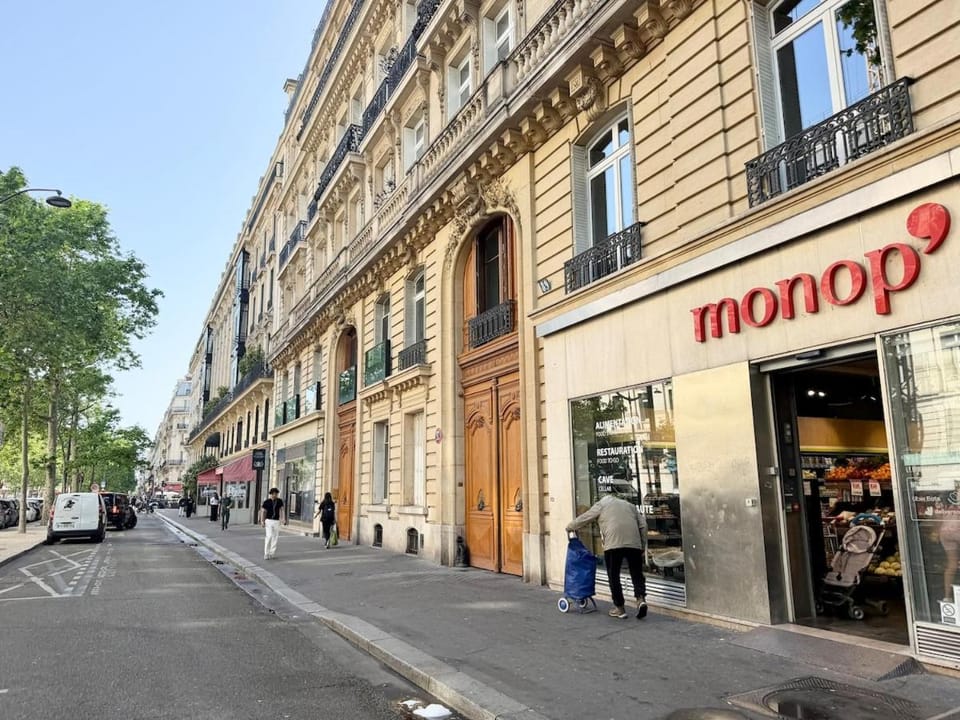 Elegant Haussmann-style apartment Avenue Kléber Apartment in Paris