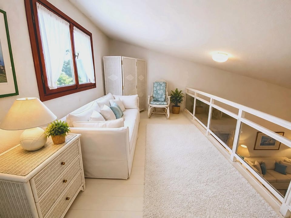 Living room, Photo of the whole room, Seating area