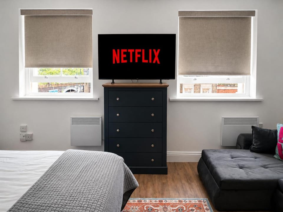 Property building, Bed, TV and multimedia, View (from property/room), Living room, Decorative detail, Seating area, Bedroom, heating, storage, towels, wardrobe