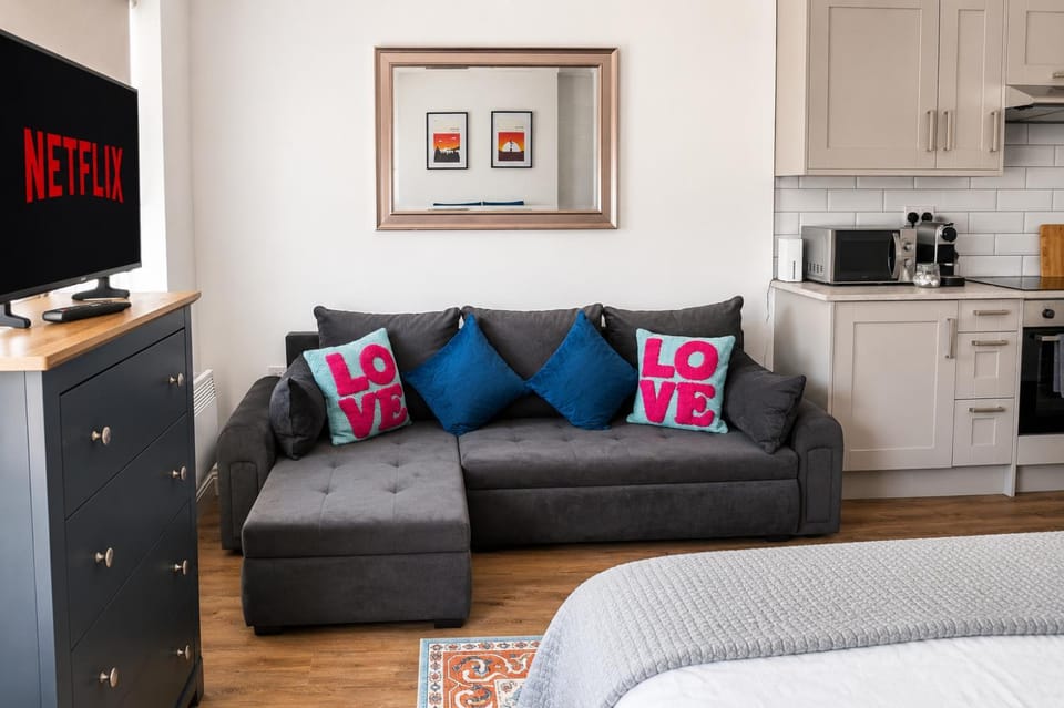Property building, Bed, TV and multimedia, Living room, Decorative detail, Bedroom, flat iron, hair dryier, heating, towels, wardrobe