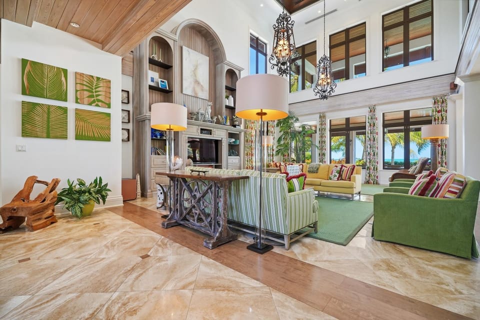 Happy Feet Beachfront House with Pool & Spa Villa in Nassau