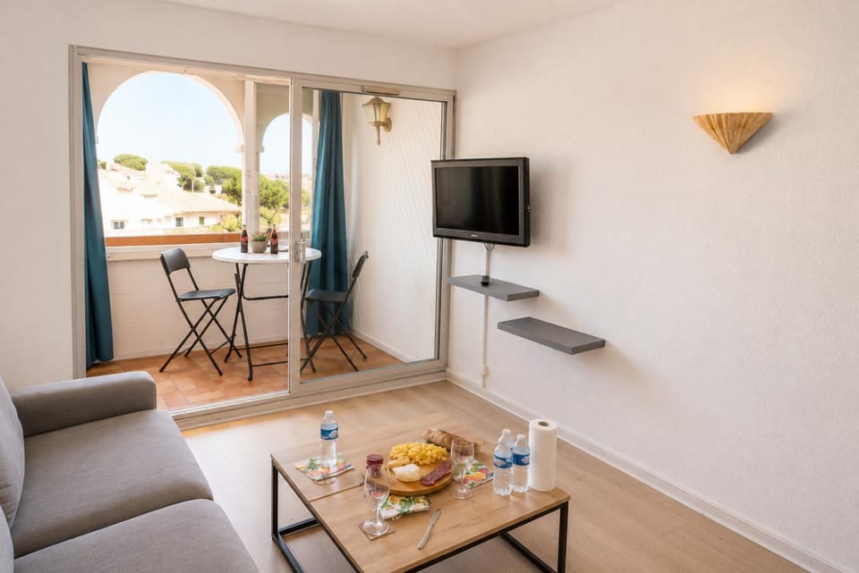 TV and multimedia, View (from property/room), Balcony/Terrace, Living room, Food and drinks, Seating area, Dining area, Evening entertainment, Food, Drinks