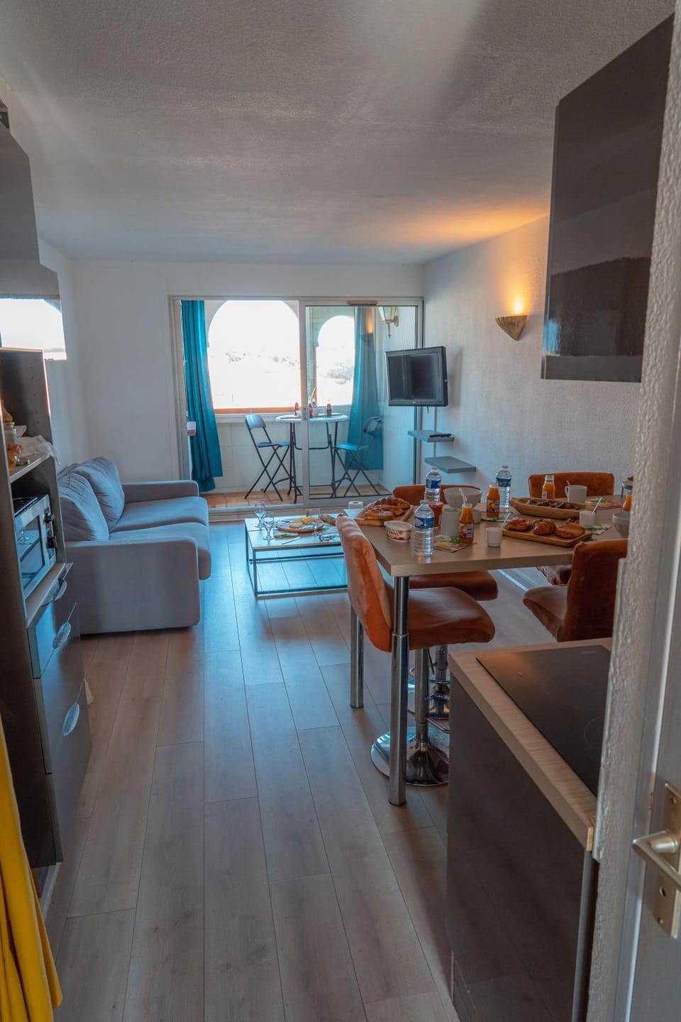 Communal lounge/ TV room, TV and multimedia, Kitchen or kitchenette, Living room, Seating area, Dining area