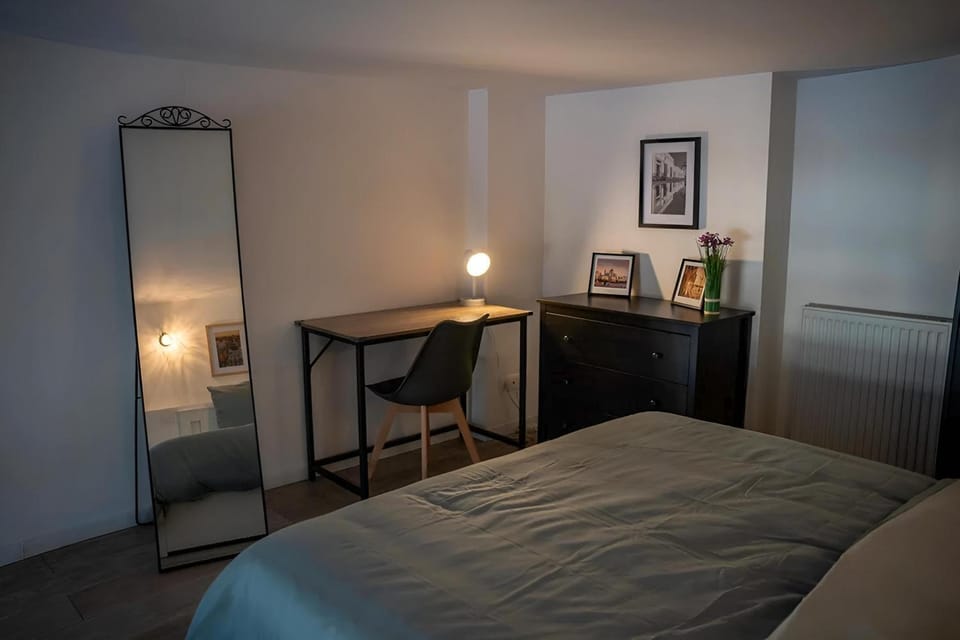 Bed, Photo of the whole room, Seating area, Bedroom, furniture, internet, storage, wardrobe