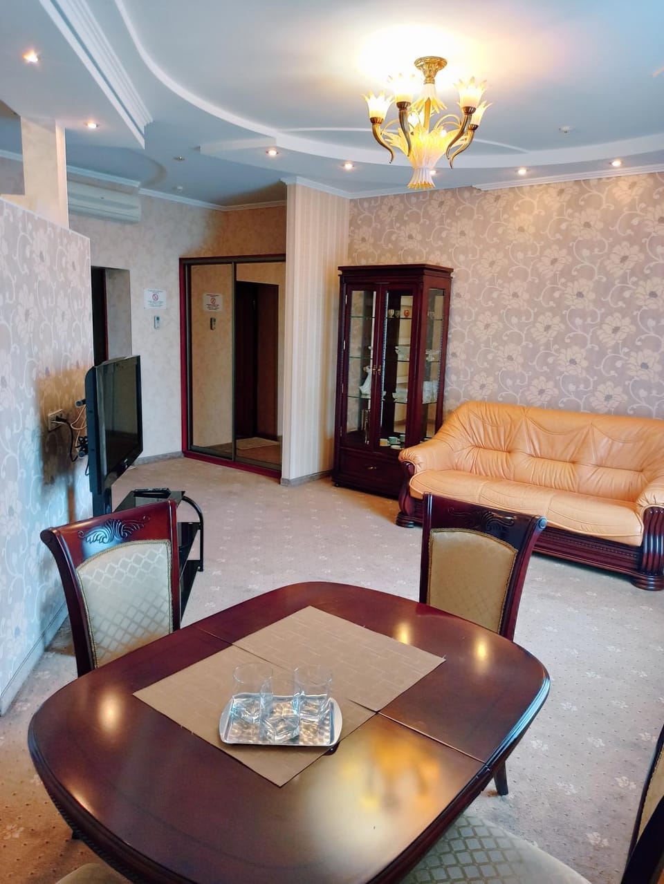Photo of the whole room, Dining area