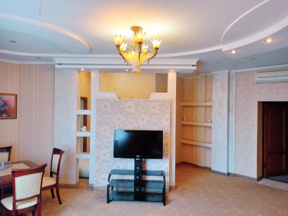 Photo of the whole room, Decorative detail, Dining area