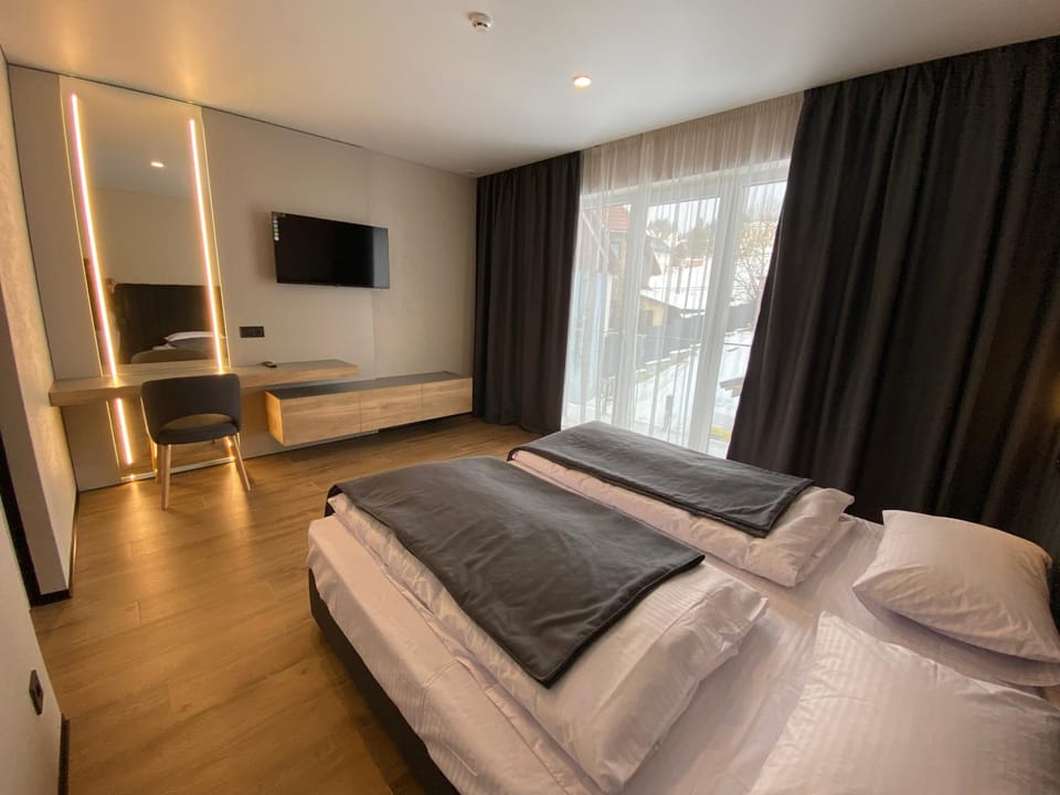 Bed, TV and multimedia, Photo of the whole room, Bedroom