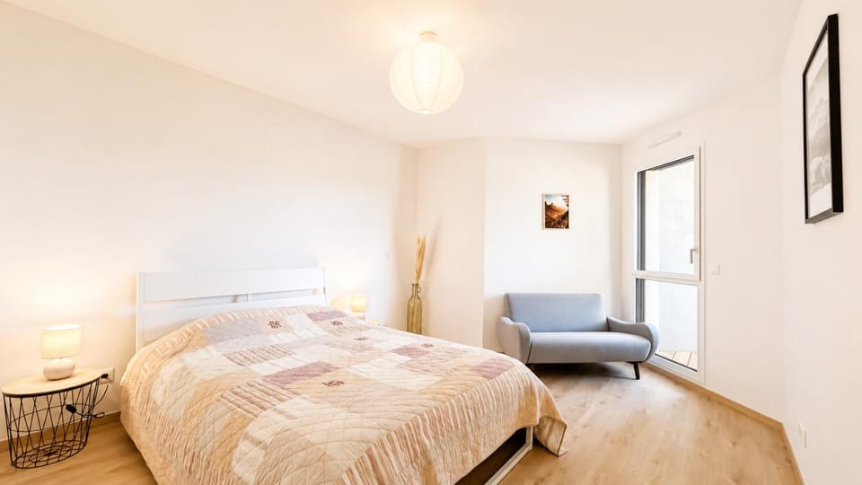 Bed, Photo of the whole room, Bedroom