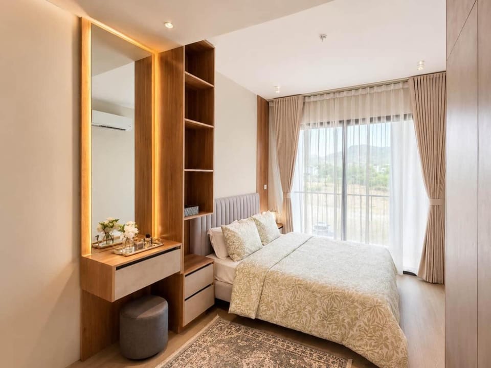 Photo of the whole room, Bedroom