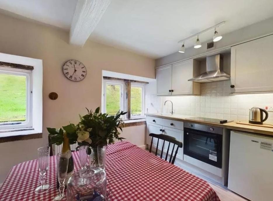 Cosy cottage with stream views in Matlock House in Matlock