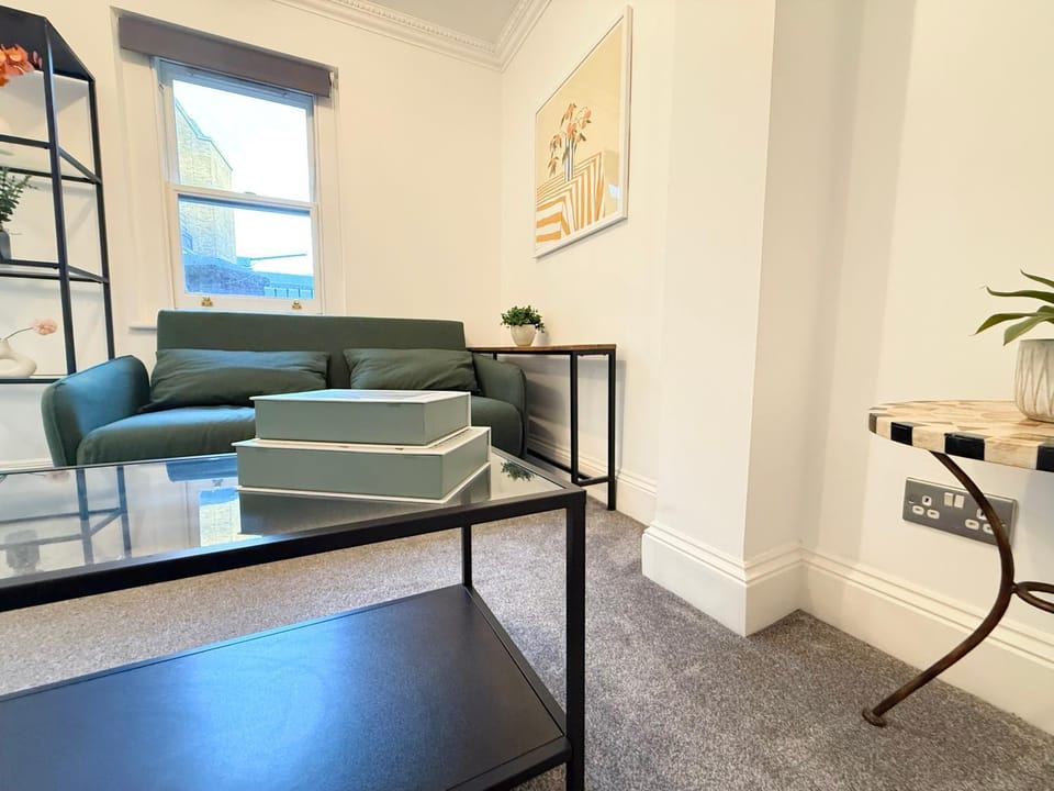 Bed, Living room, Seating area, Dining area