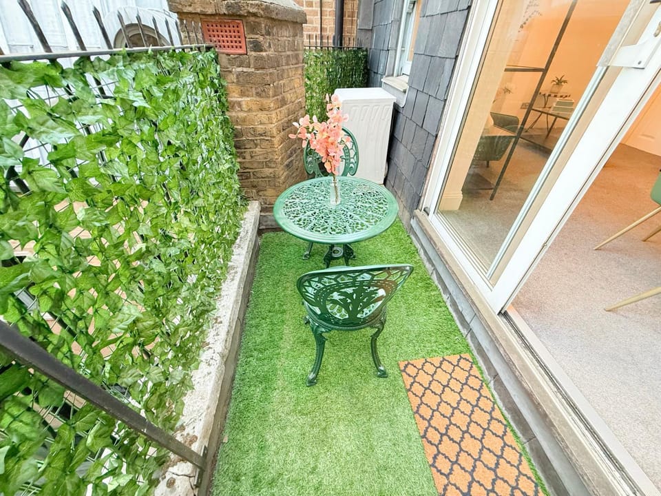 Property building, Day, Balcony/Terrace, Seating area
