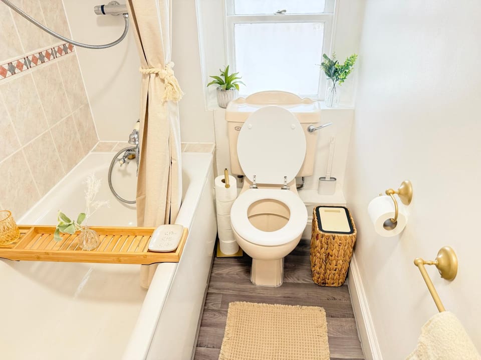 Shower, Toilet, Bathroom, Bath, towels