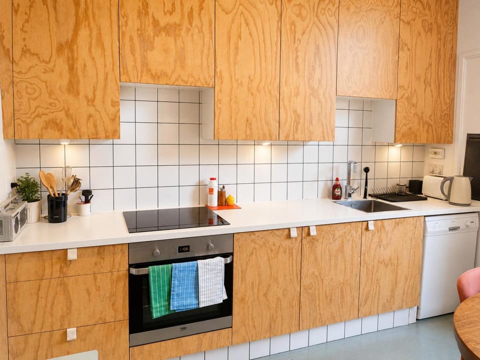 Coffee/tea facilities, Kitchen or kitchenette, oven, stove, toaster