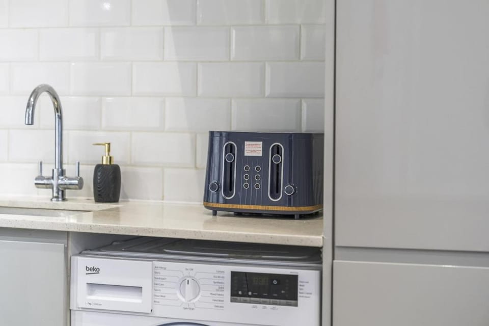 Coulsdon Station Grand Sleeps 5 - 3BR Free Parking Apartment in London Borough of Croydon