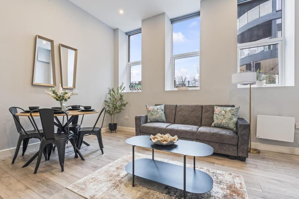 Coulsdon Station Grand Sleeps 5 - 3BR Free Parking Apartment in London Borough of Croydon