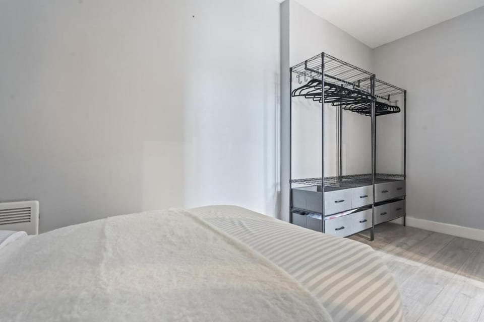 Coulsdon Station Grand Sleeps 5 - 3BR Free Parking Apartment in London Borough of Croydon