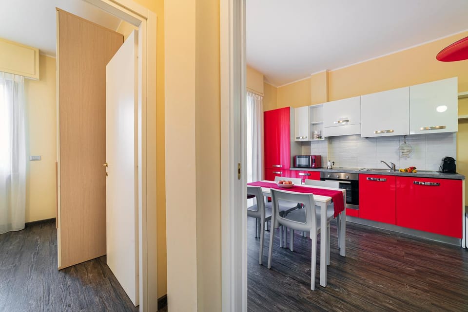 Kitchen or kitchenette, Dining area, oven, stove