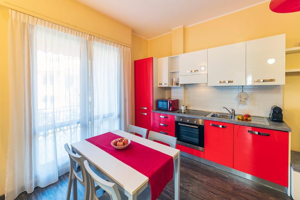 Kitchen or kitchenette, Dining area, oven, stove
