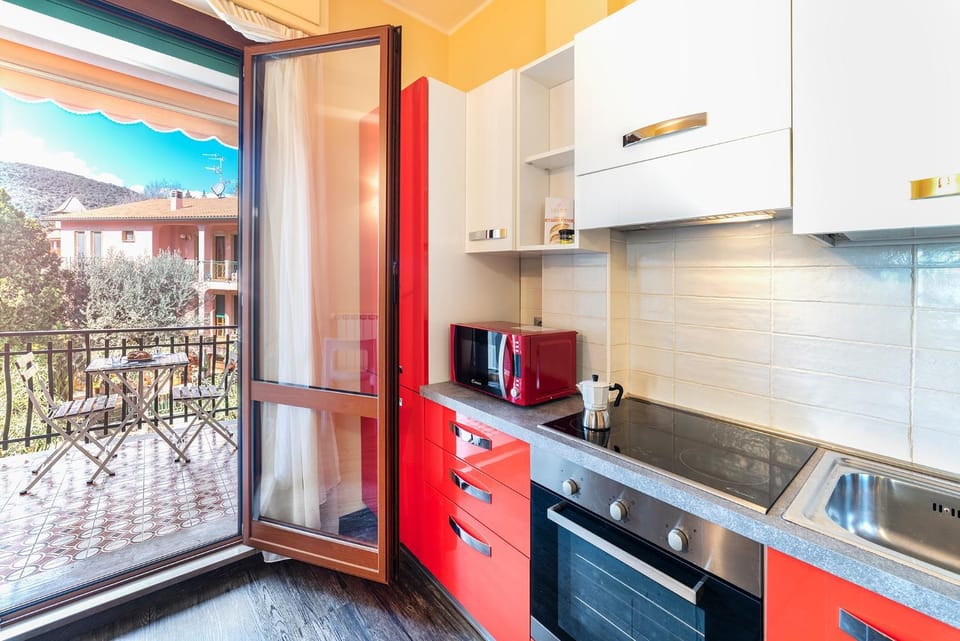 Coffee/tea facilities, Kitchen or kitchenette, Dining area, dishwasher, oven, stove