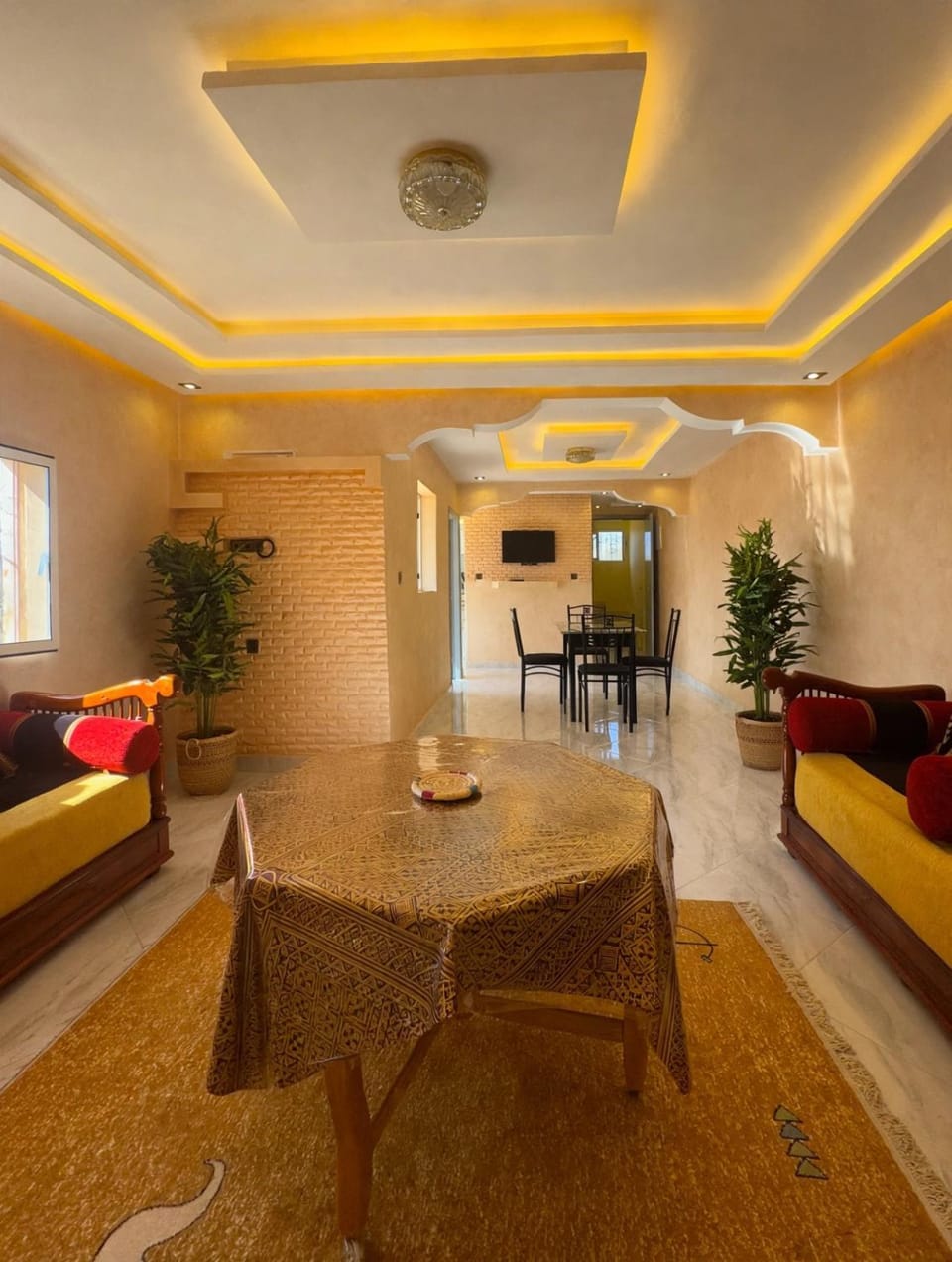 Property building, Restaurant/places to eat, Guests, acessibility