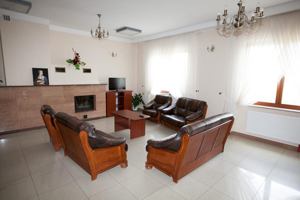 Communal lounge/ TV room, Lobby or reception