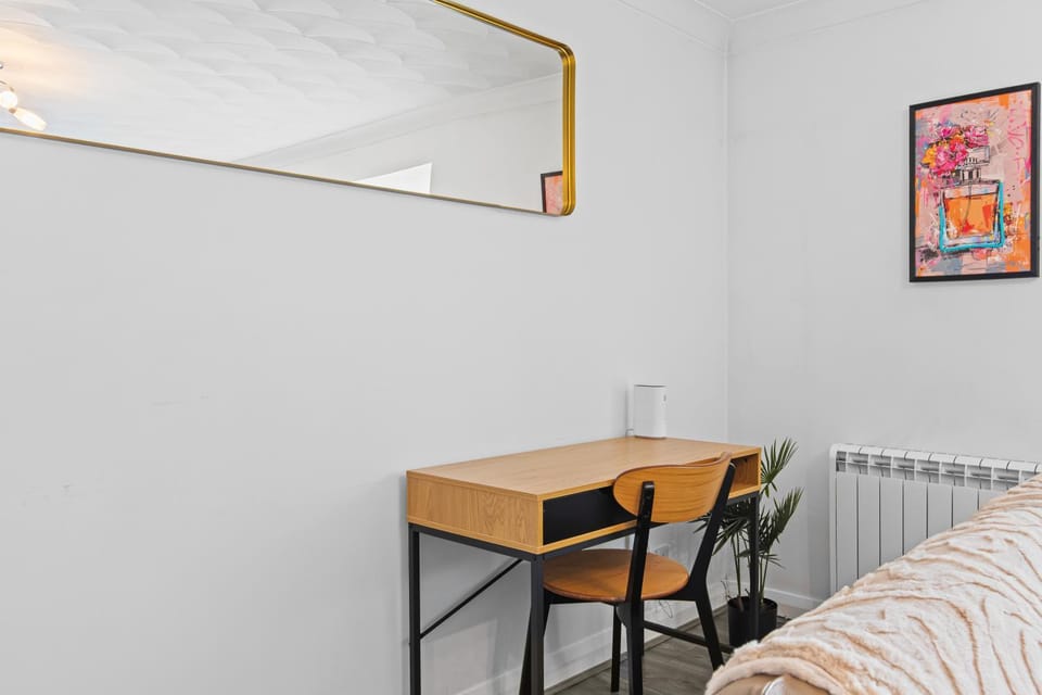 2BR Apt Long Stay Perks Free Parking Prime Spot Apartment in Salford