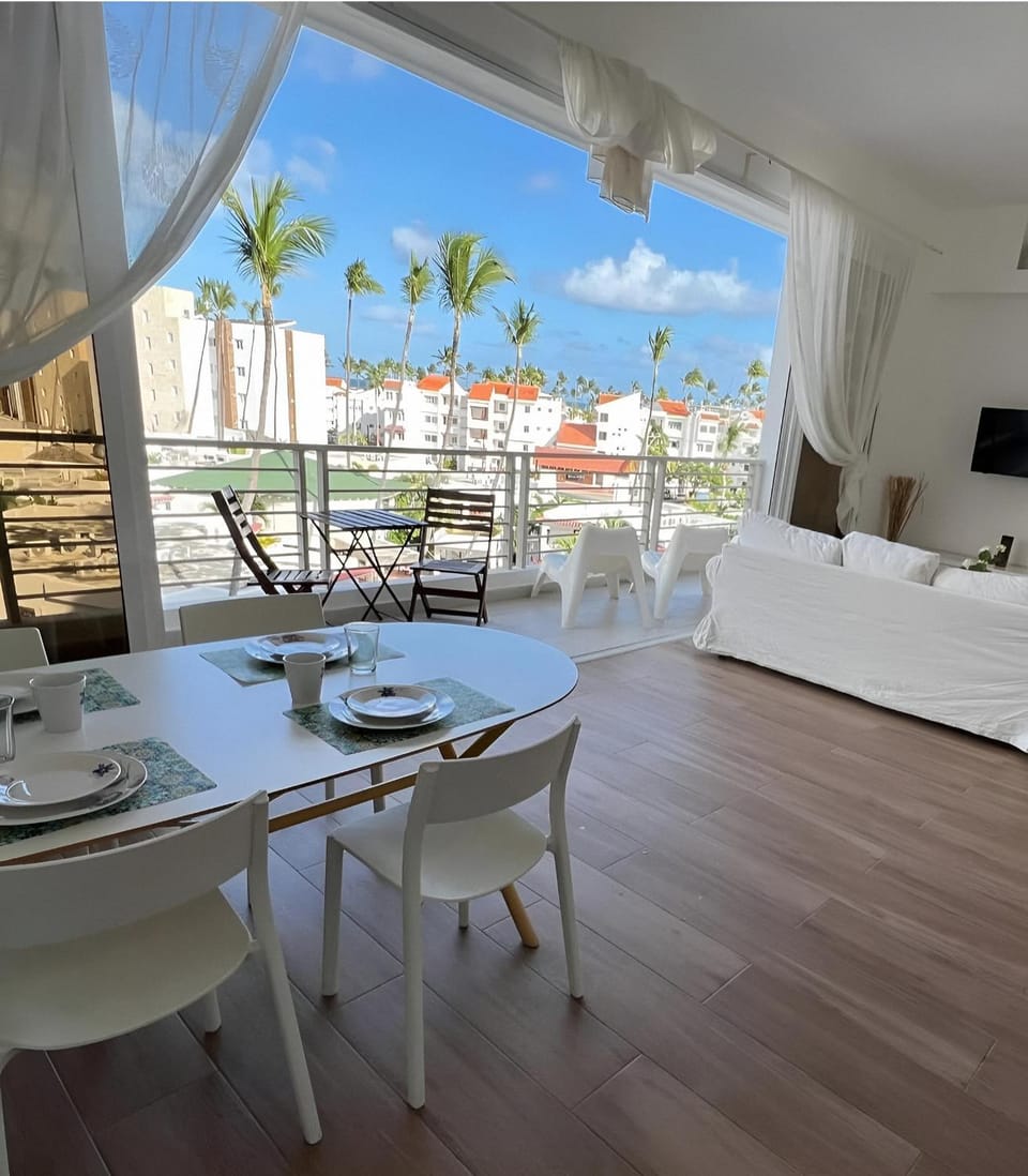 TV and multimedia, View (from property/room), Balcony/Terrace, Living room, Seating area, Dining area