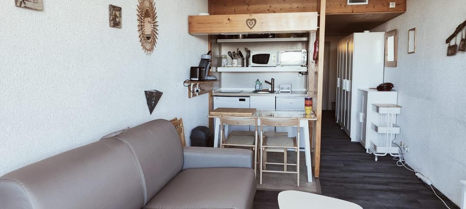Coffee/tea facilities, Kitchen or kitchenette, Dining area, oven
