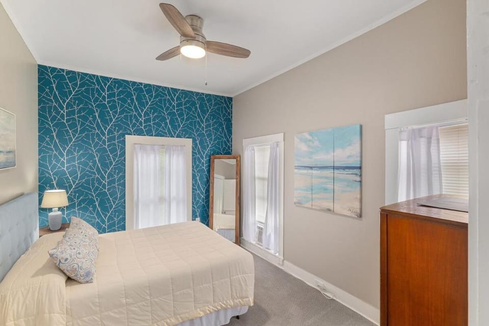 The Victorian - Reunite, Explore, Indulge! House in Johnson