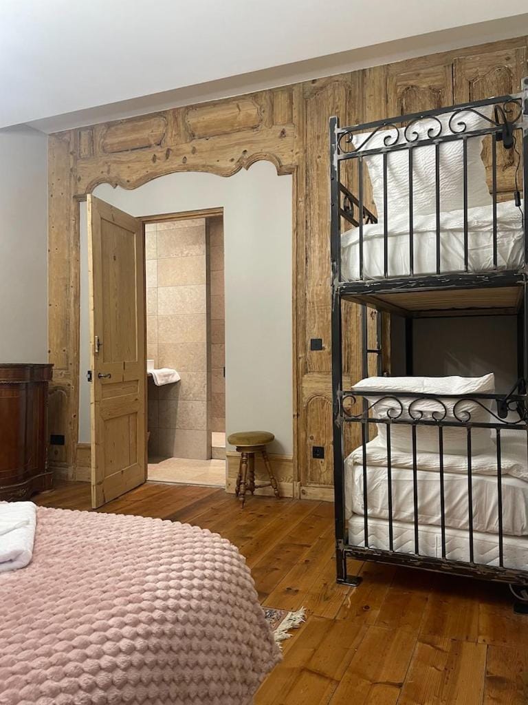Bedroom, bunk bed