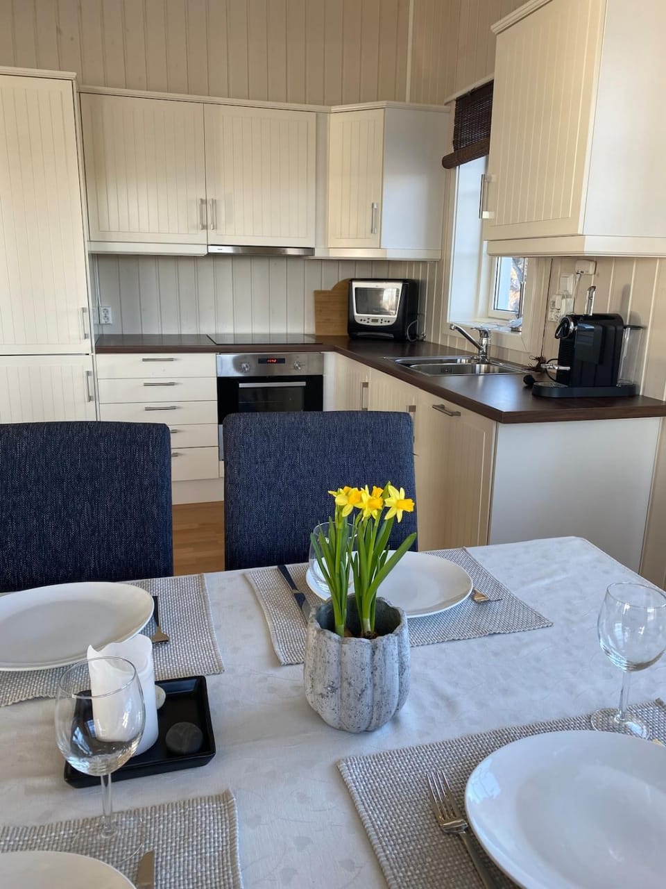 Coffee/tea facilities, Kitchen or kitchenette, dishwasher, microwave, stove