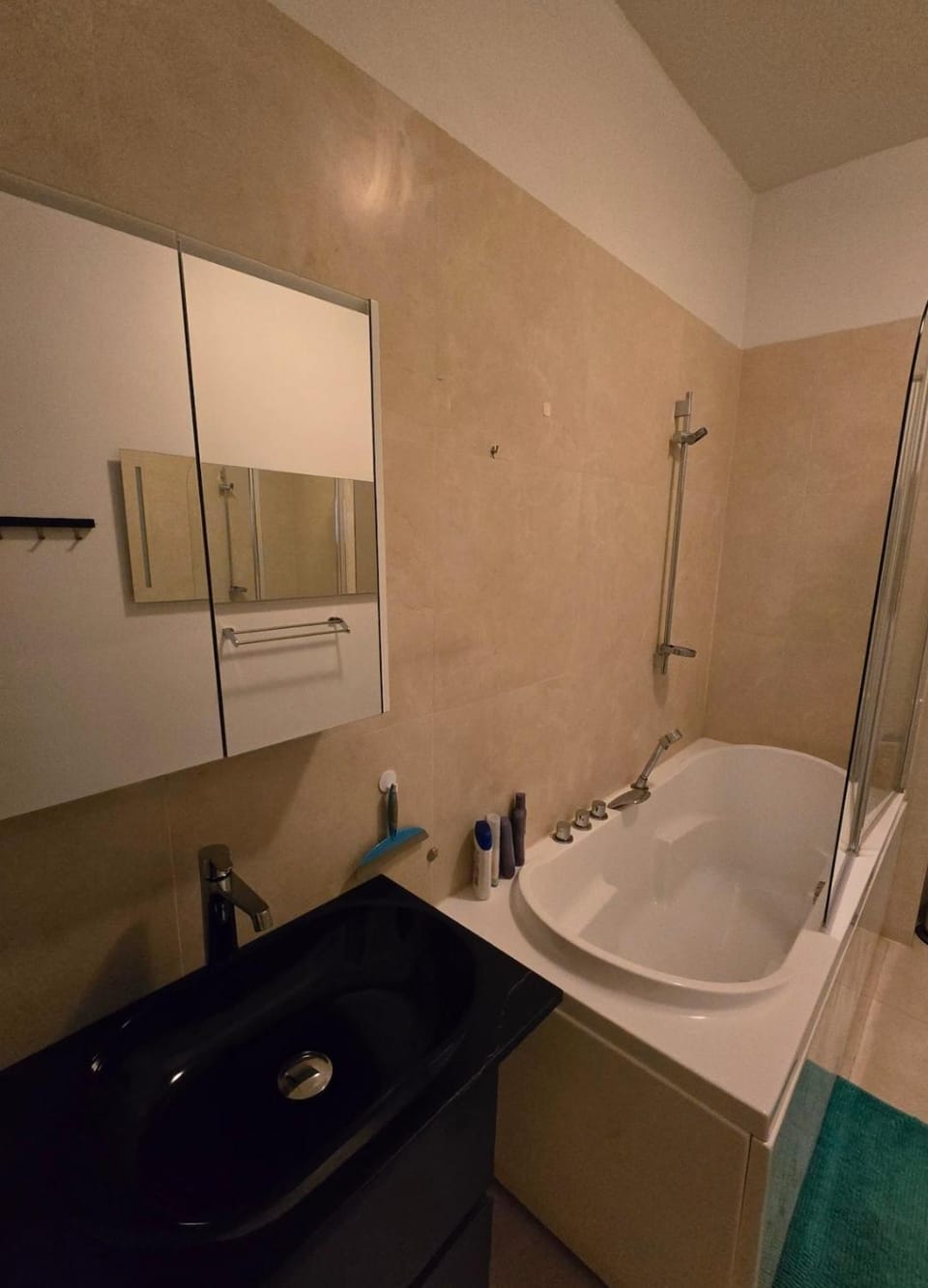 Cozy Zuidas Room 10m from Airport Bed and Breakfast in Amsterdam