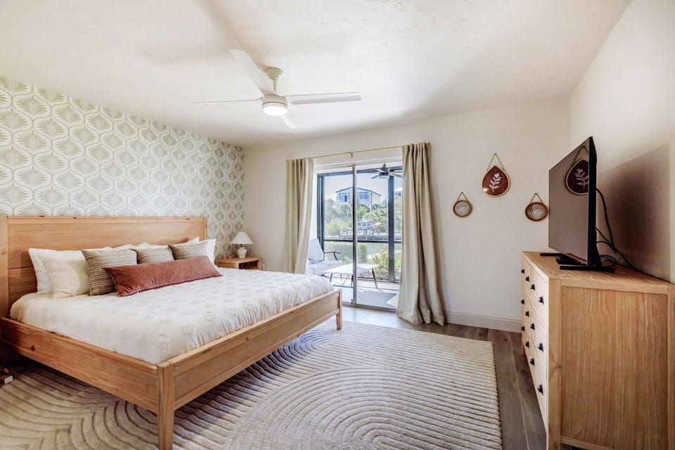 Bed, TV and multimedia, Bedroom