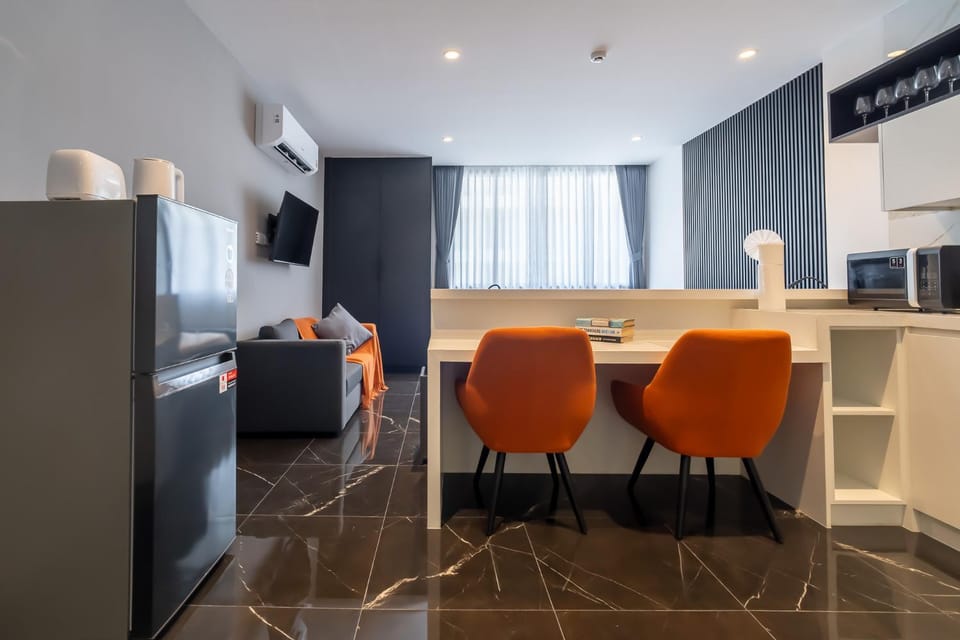 Kitchen or kitchenette, Dining area