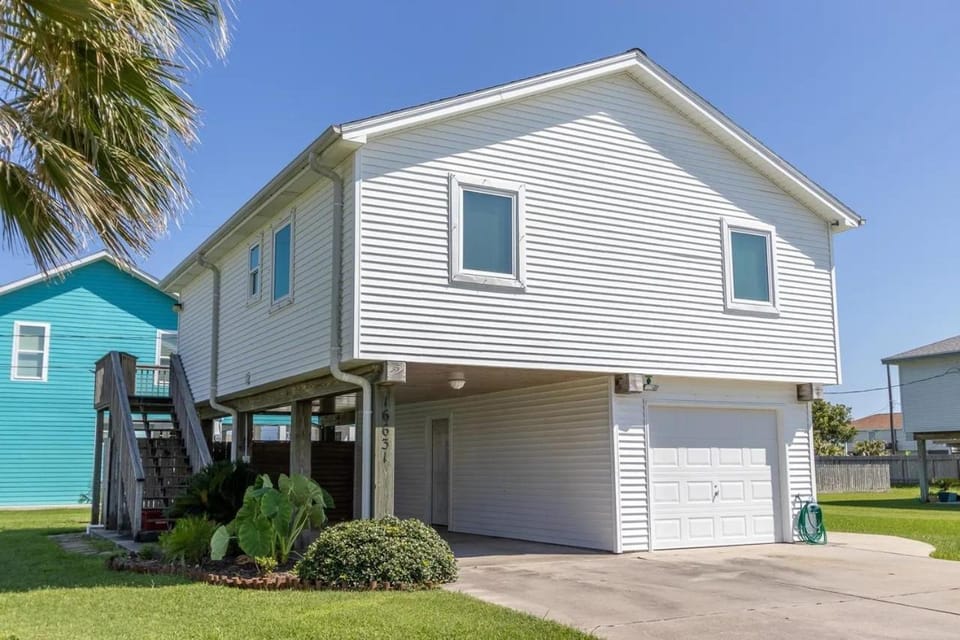 LimeAid Pet-Friendly Jamaica Beach Retreat Vacation rental in Jamaica Beach
