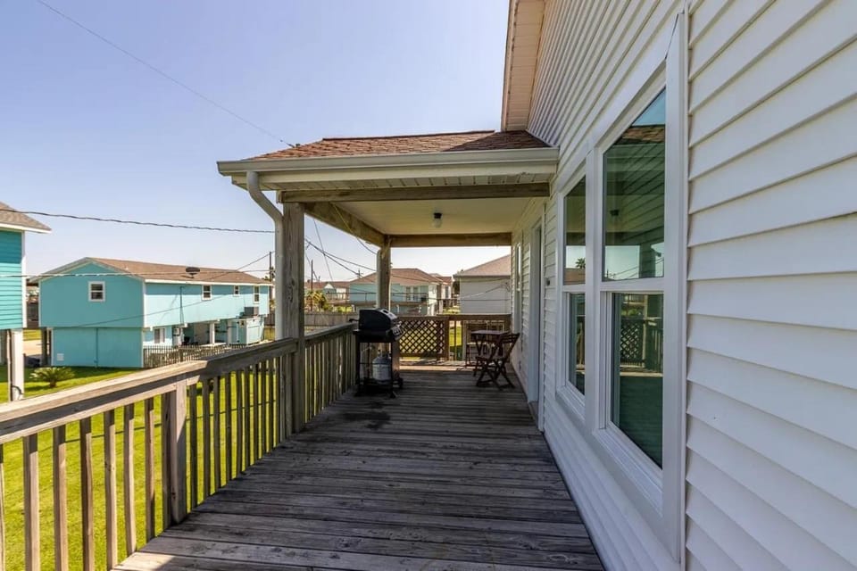 LimeAid Pet-Friendly Jamaica Beach Retreat Vacation rental in Jamaica Beach